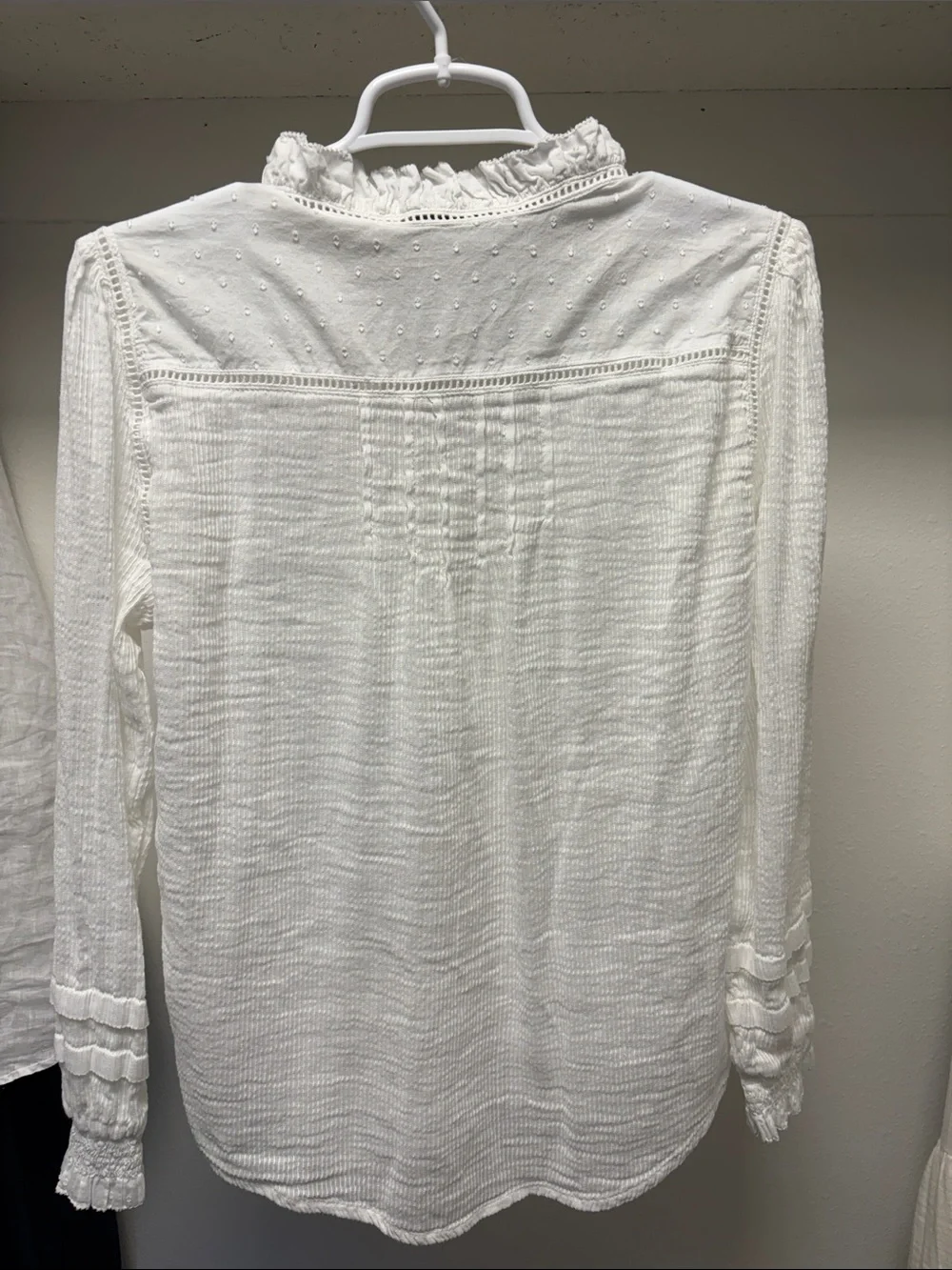 Quince Organic Cotton Women’s White Ruffle V-Neck Button Front Top M - Picture 2 of 4